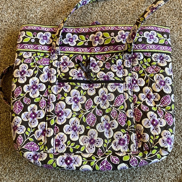 Vera Bradley Handbags - VERA BRADLEY MULTI COLOR FLORAL, LARGE QUILTED COTTON PURSE BAG